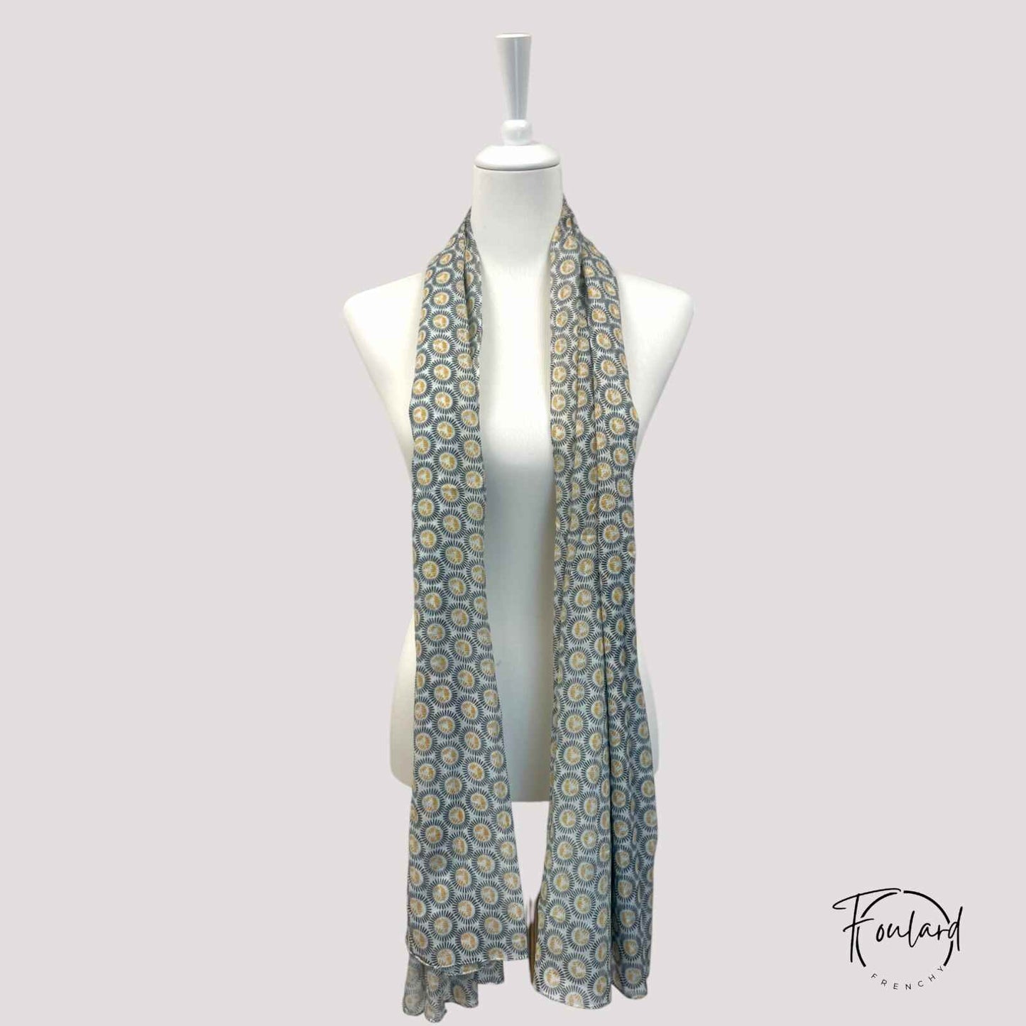 Foulard en coton drapé sur un mannequin, motif floral