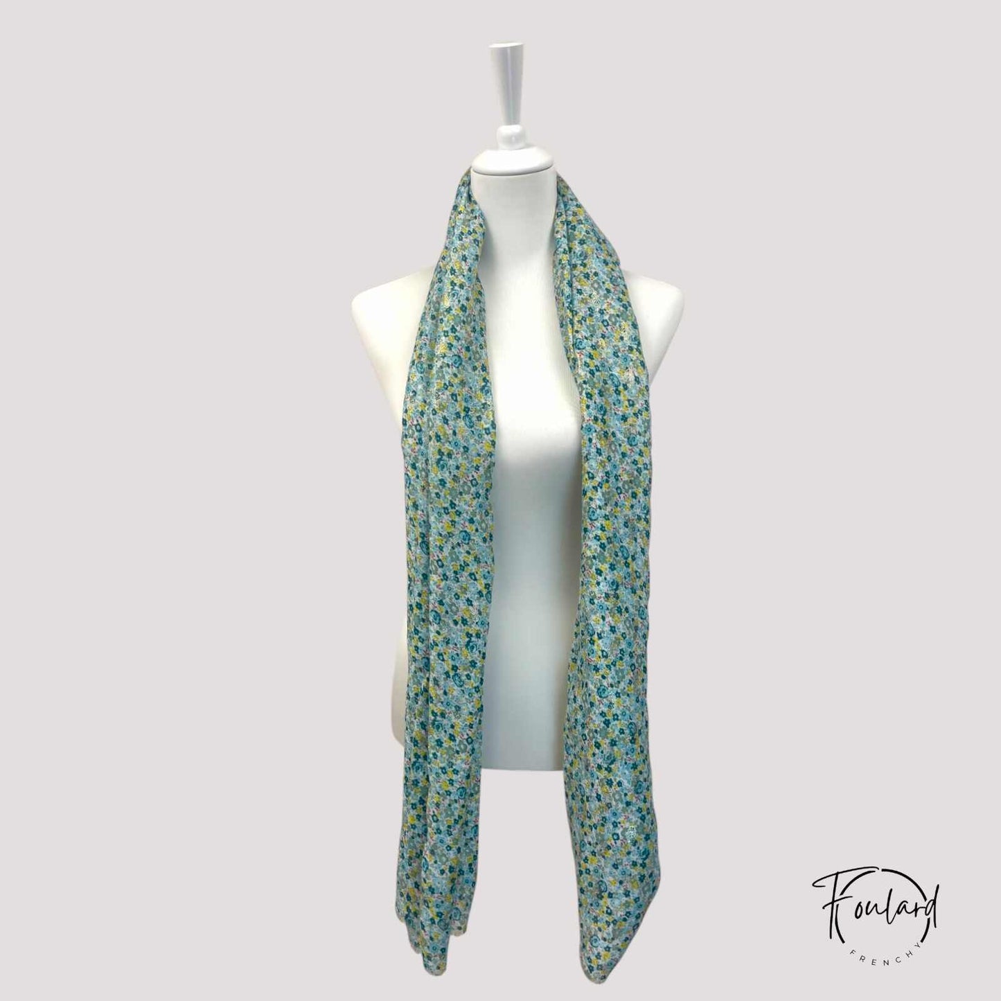 Foulard étalé montrant les nuances de bleu et vert
