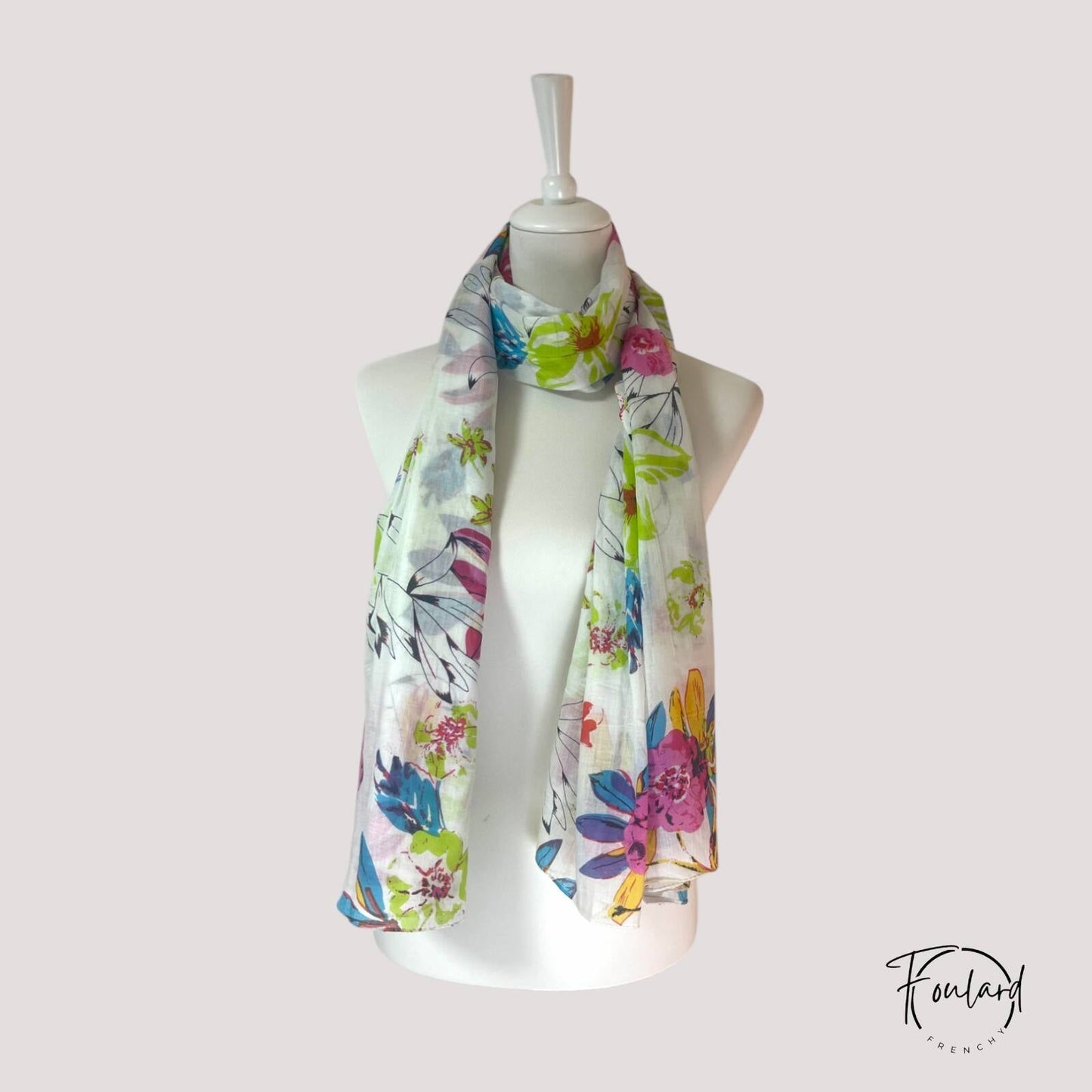 Motif géométrique ethnique sur foulard en coton léger