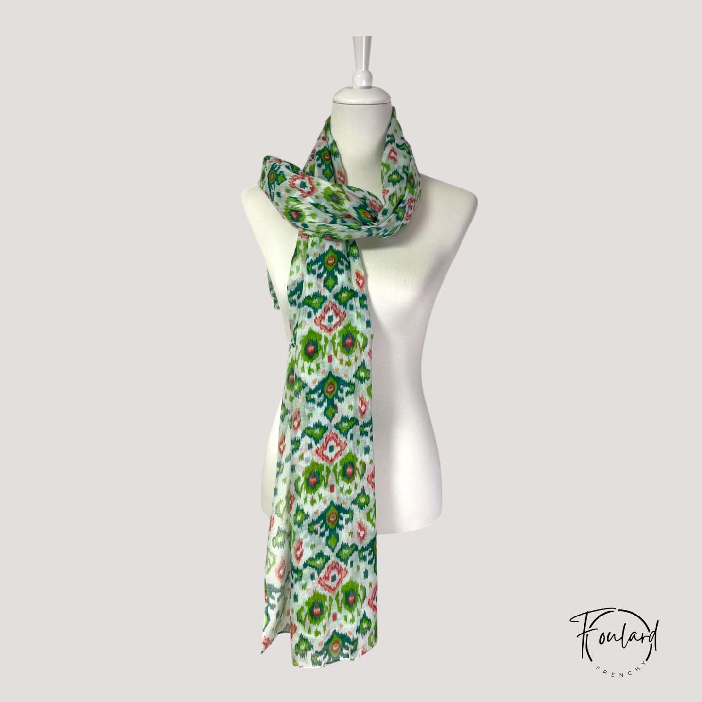 Détails des motifs Ikat verts et rouges