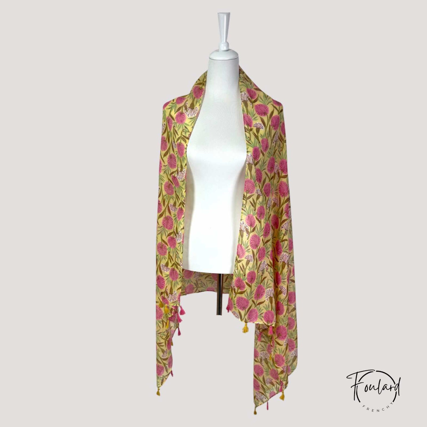 Vue rapprochée des motifs ethniques colorés du foulard