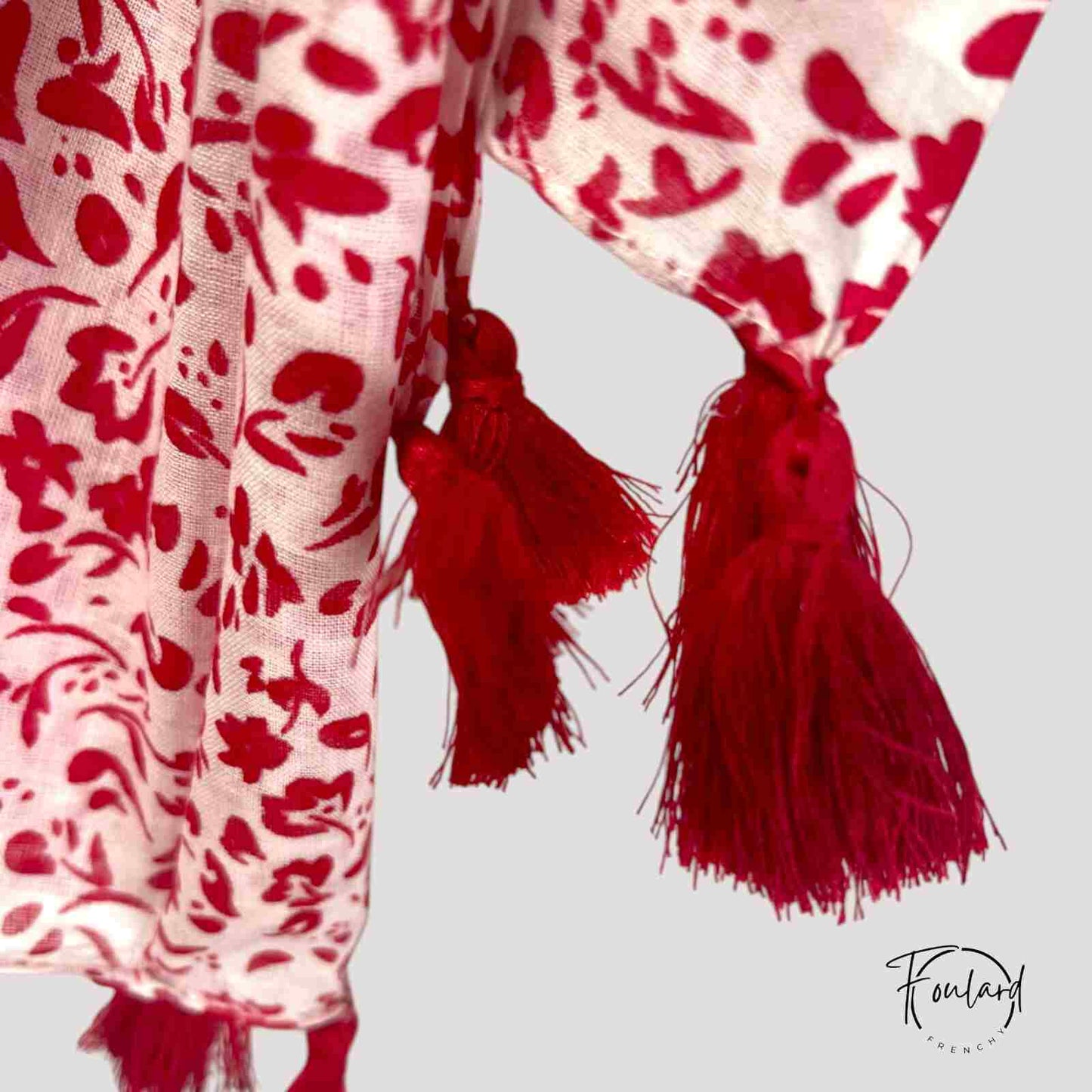 Foulard drapé, montrant sa légèreté et fluidité