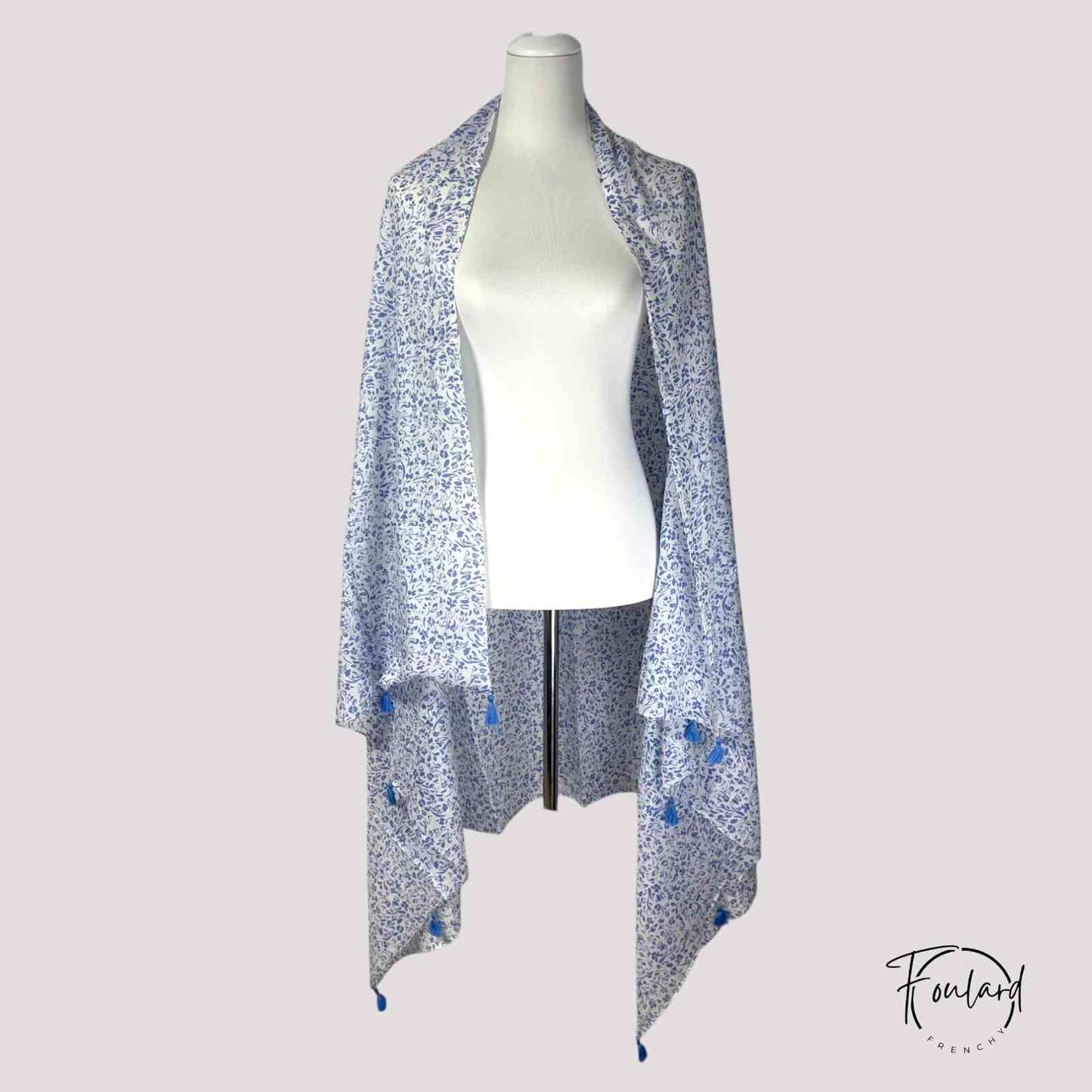 Vue d'ensemble du foulard bleu, motifs floraux délicats
