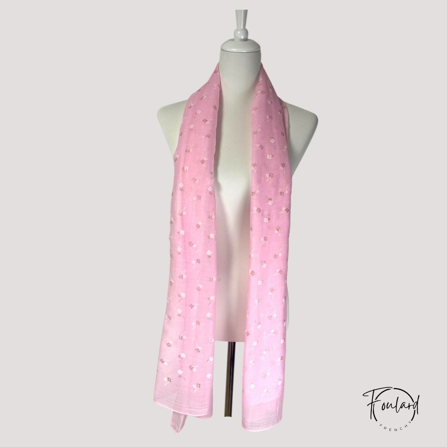 Détail de fleurs blanches stylisées sur foulard rose