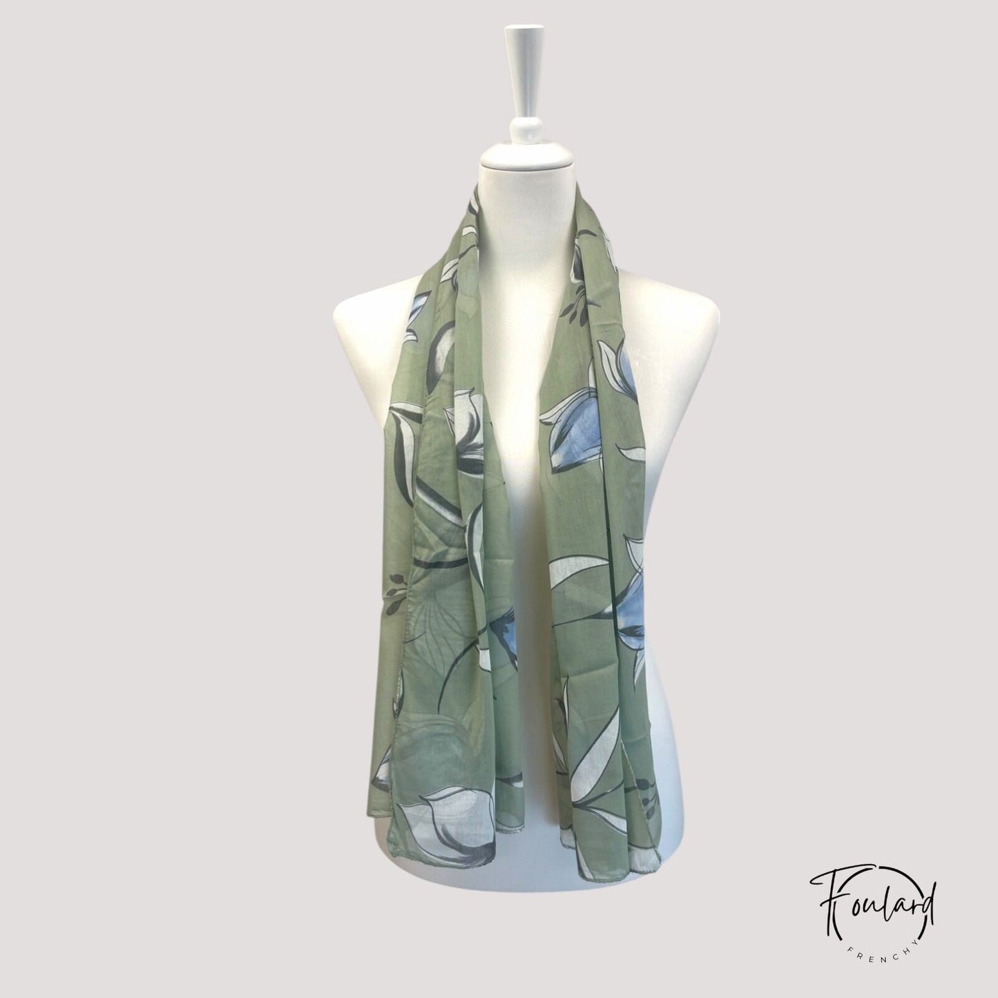 Gros plan sur les fleurs bleues et blanches du foulard