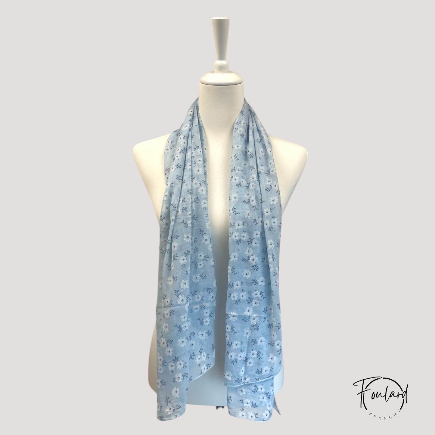 Foulard en coton bleu ciel drapé sur mannequin