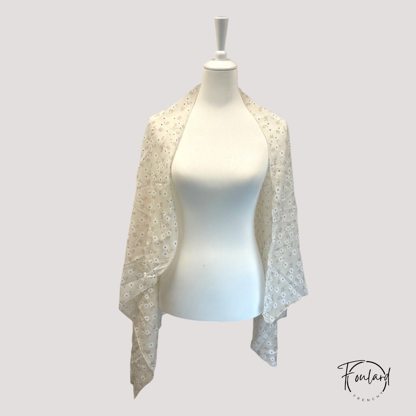 Vue rapprochée du tissu léger et floral du foulard