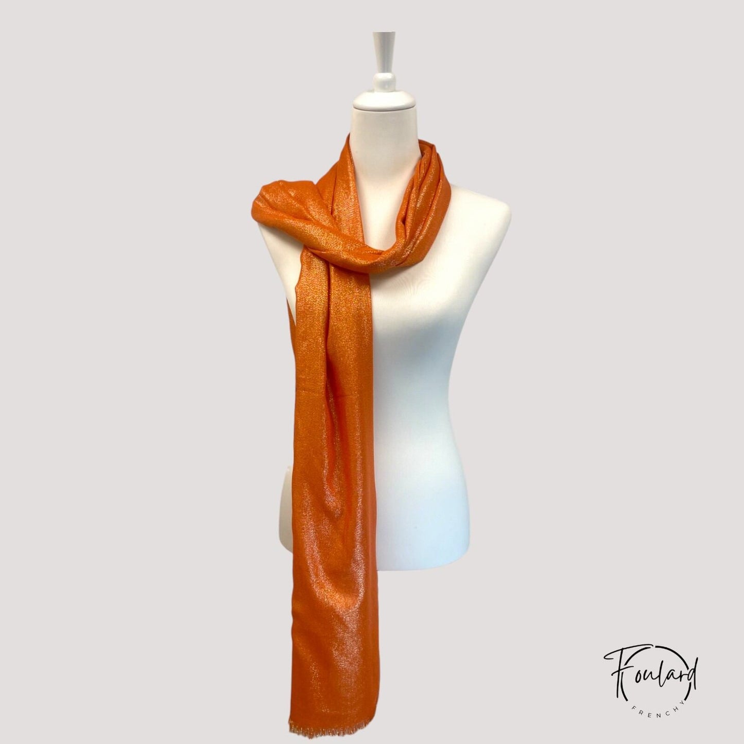 Foulard orange étalé montrant ses dimensions