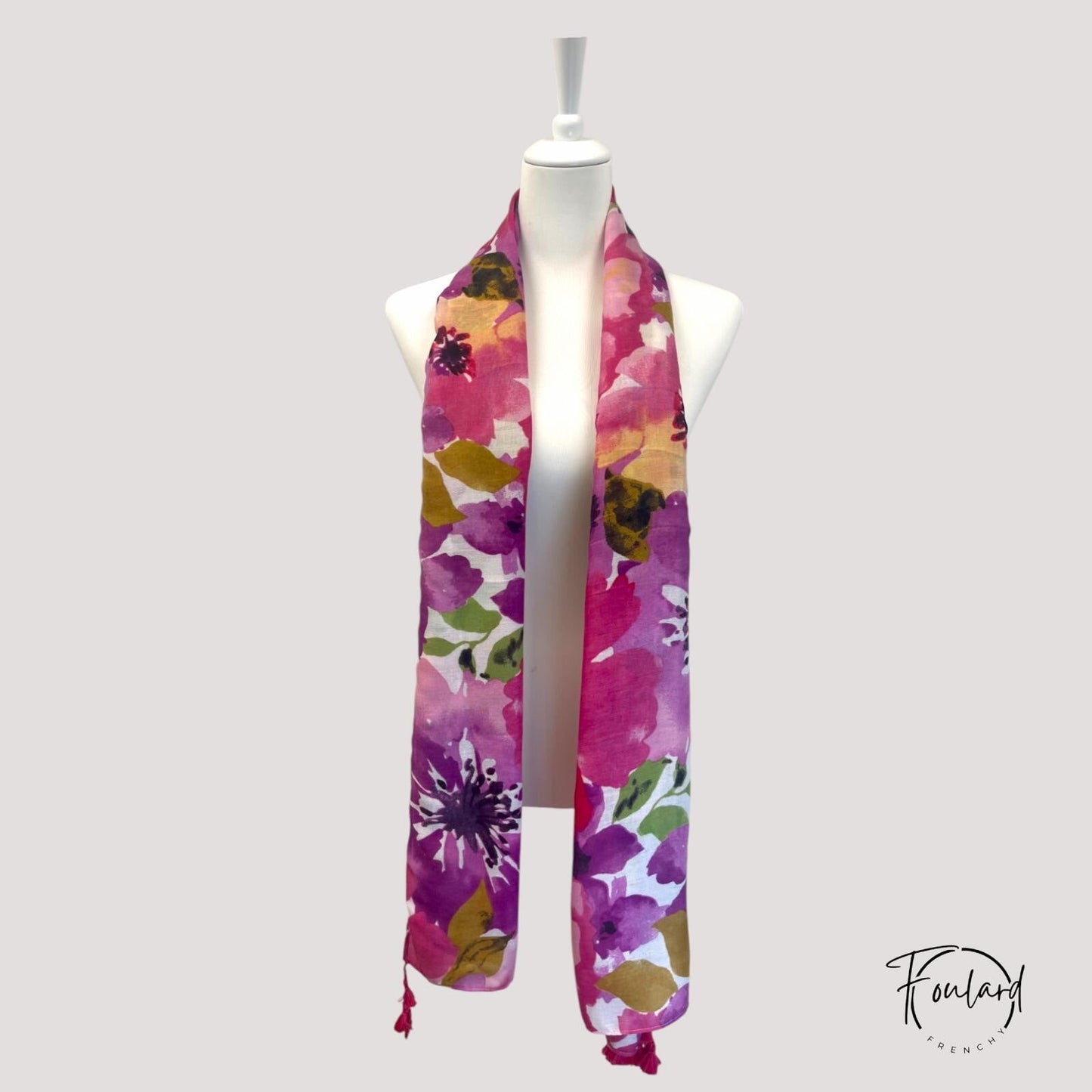 Foulard noué, montrant sa fluidité et légèreté