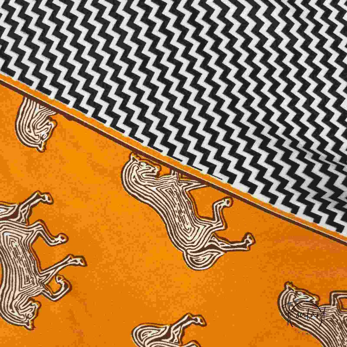 Foulard bohème déplié, révélant ses dimensions de 70 cm