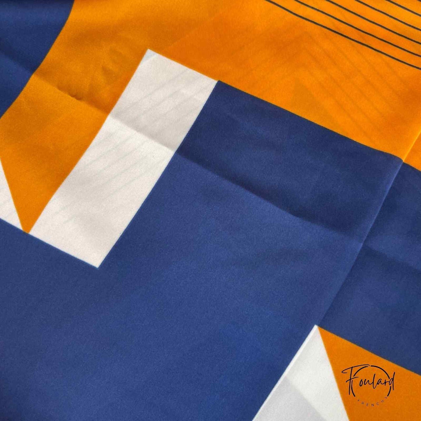 Foulard noué autour d'un sac, ajoutant une touche élégante