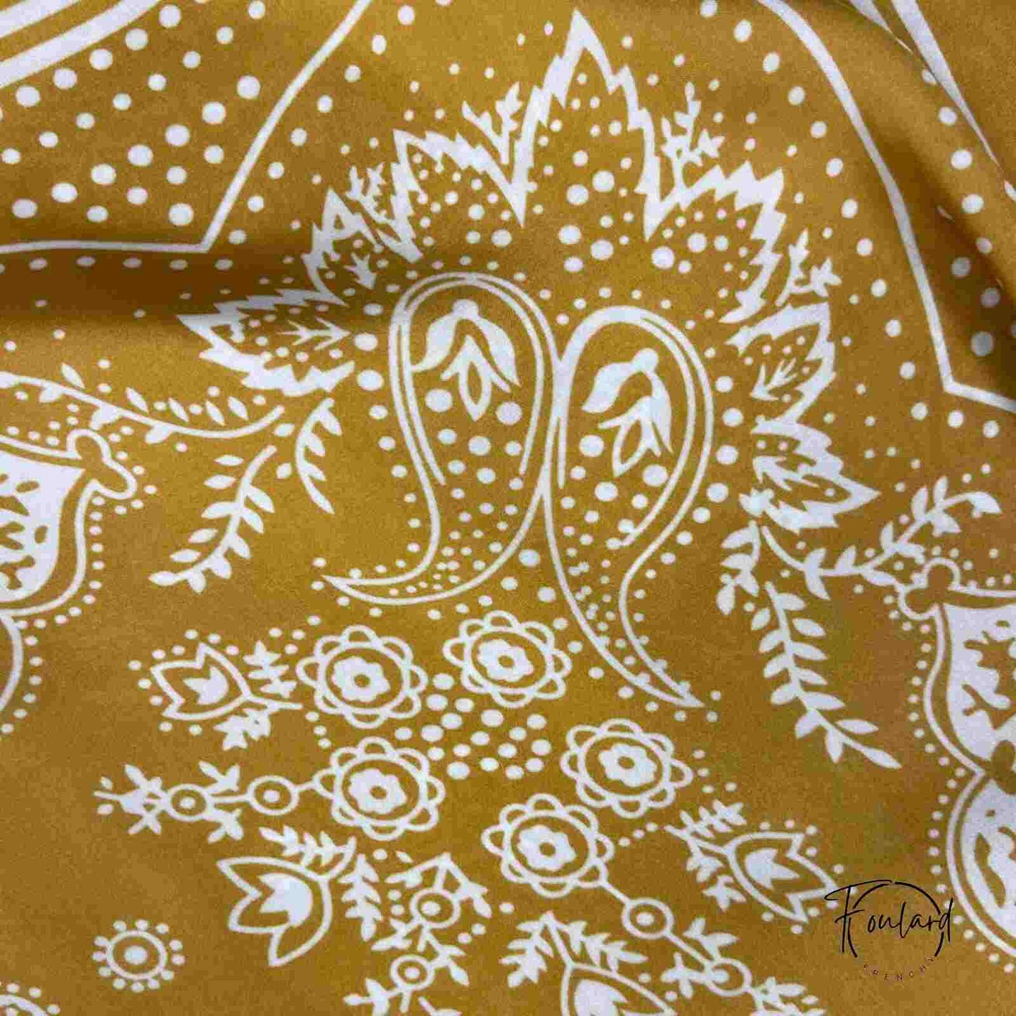 Motifs paisley blancs sur tissu moutarde