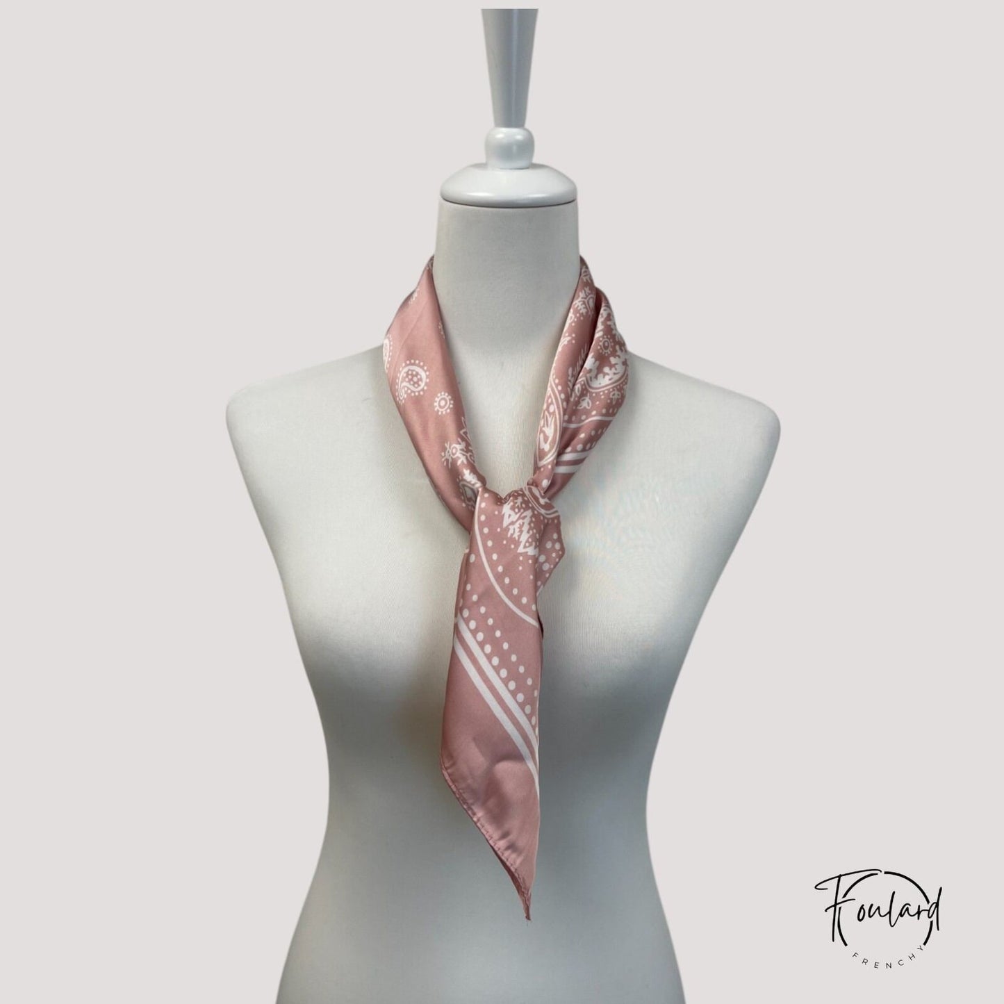 Foulard en polyester soyeux, texture fluide