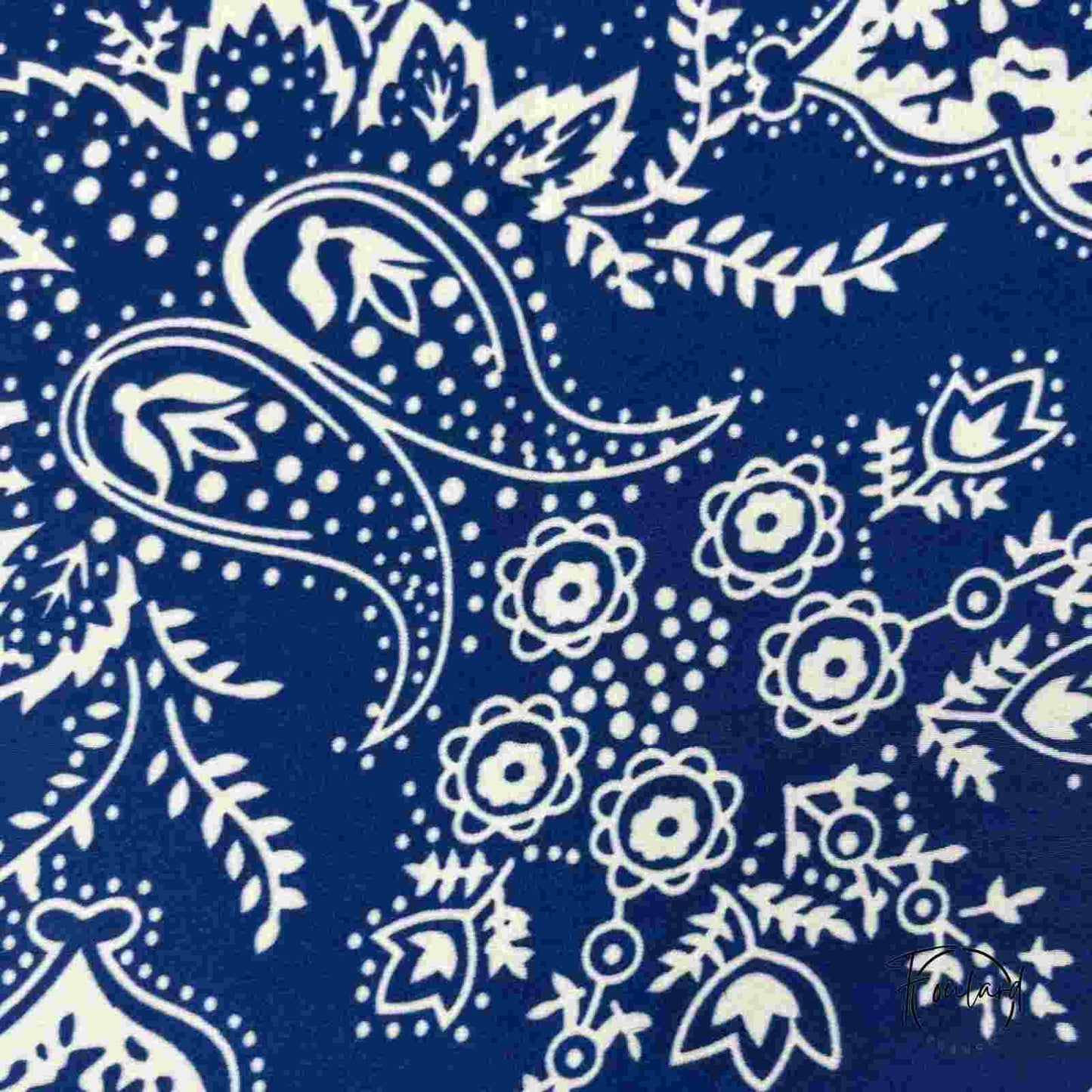 Foulard noué autour du cou, style casual-chic