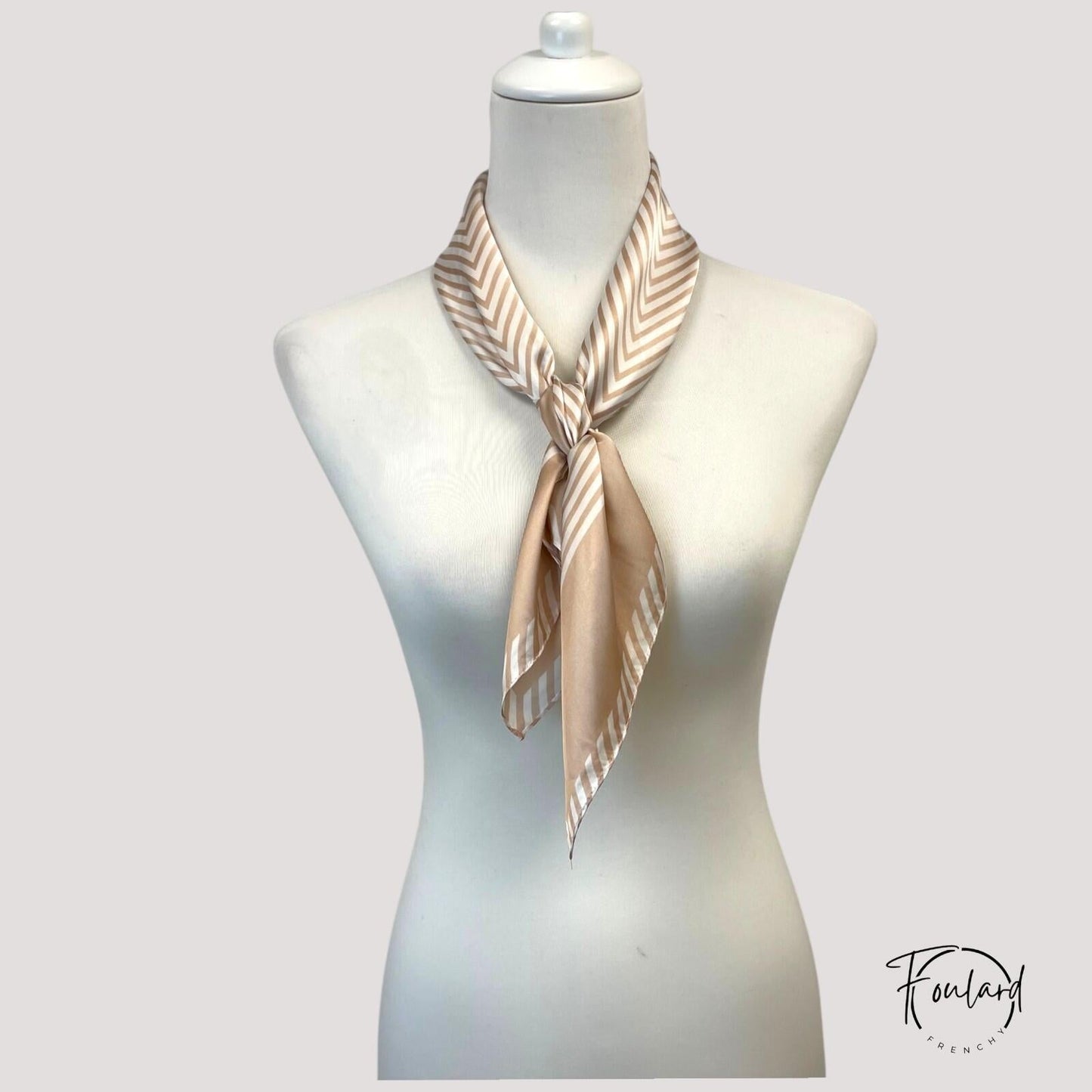 Zoom sur le tissu polyester beige rayé, texture visible