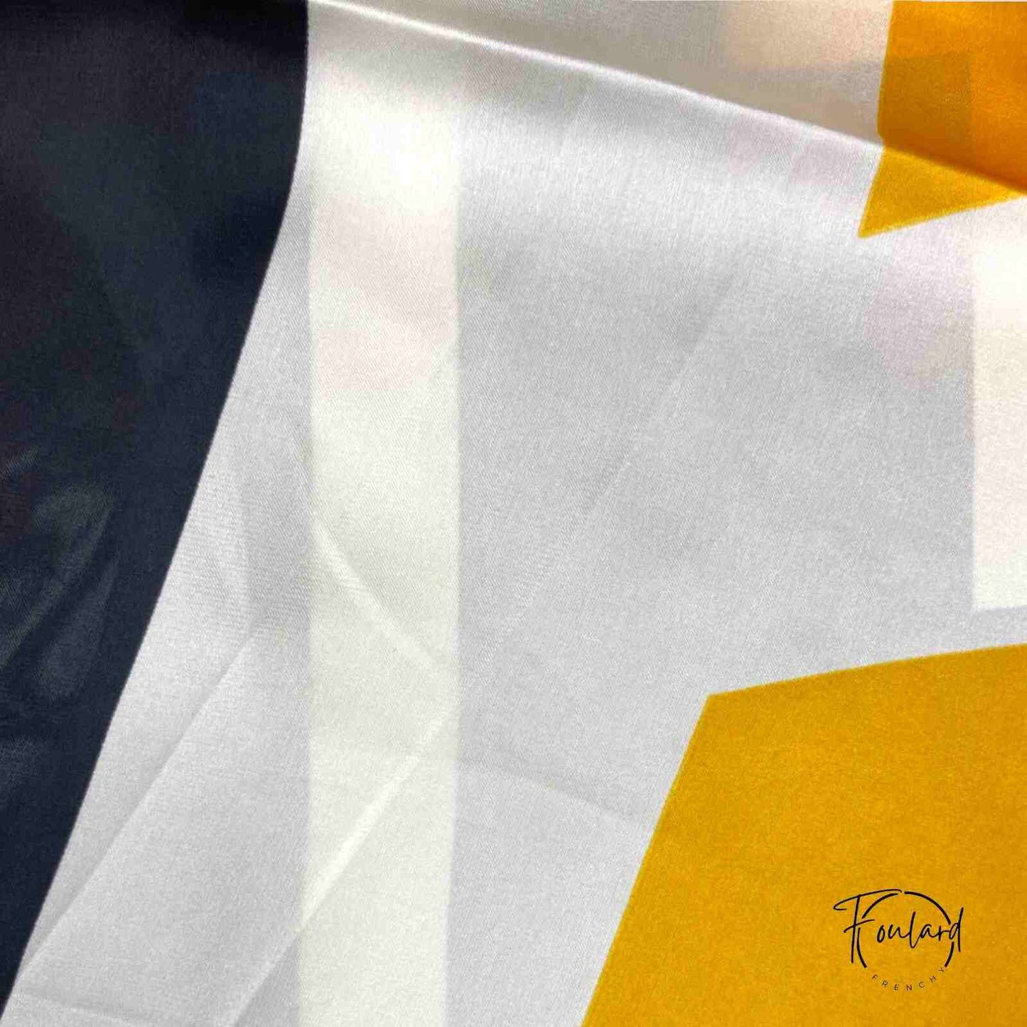 Foulard orange drapé sur une surface blanche