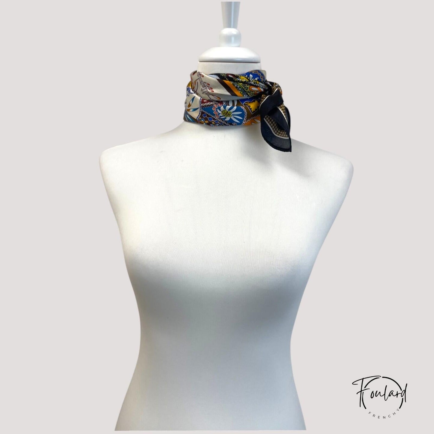 Foulard noué autour du cou, montrant les motifs variés