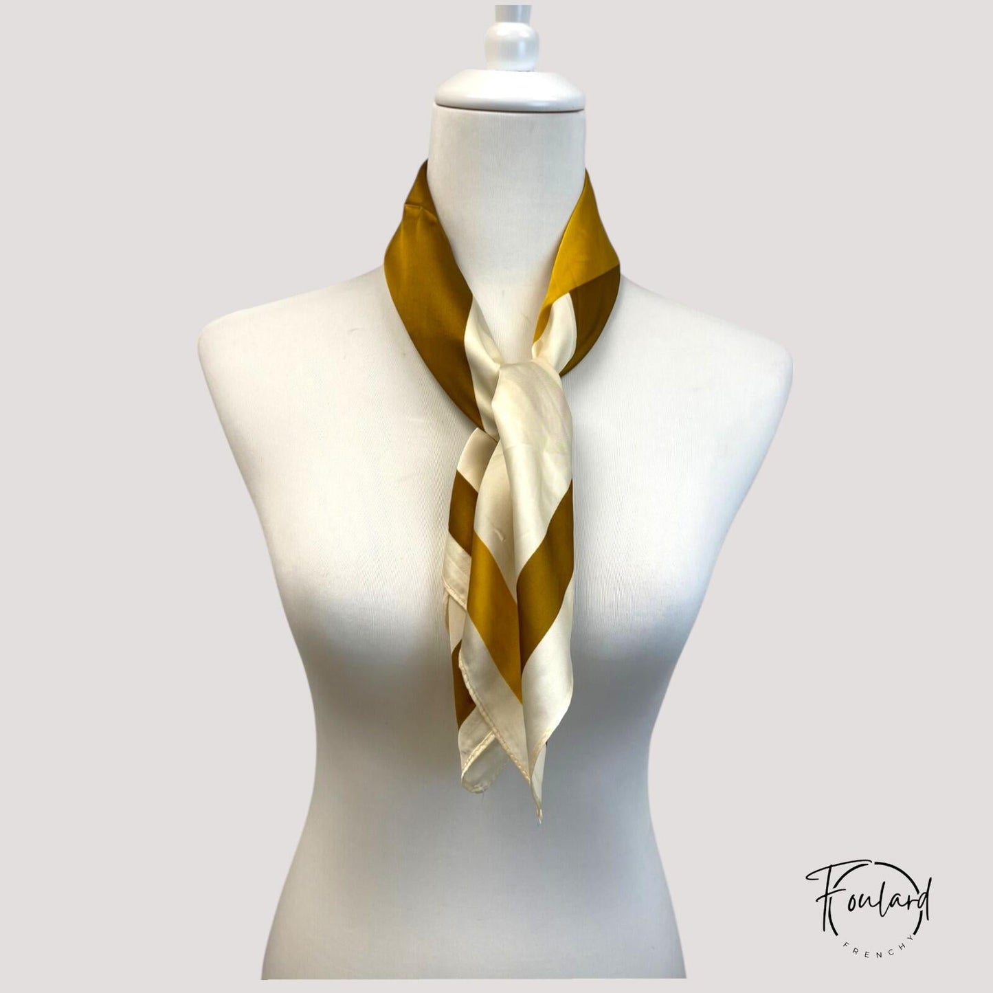 Foulard déplié montrant le motif élégant et coloré
