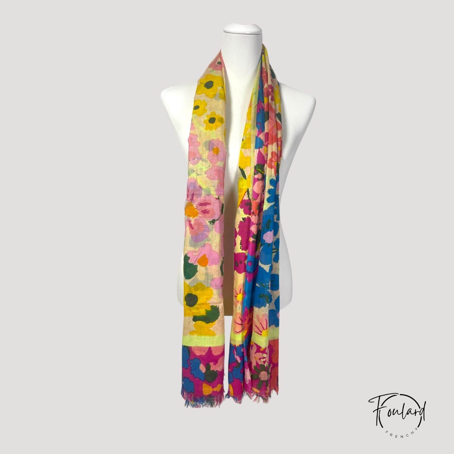 Vue d'ensemble du foulard, couleurs vives et franges