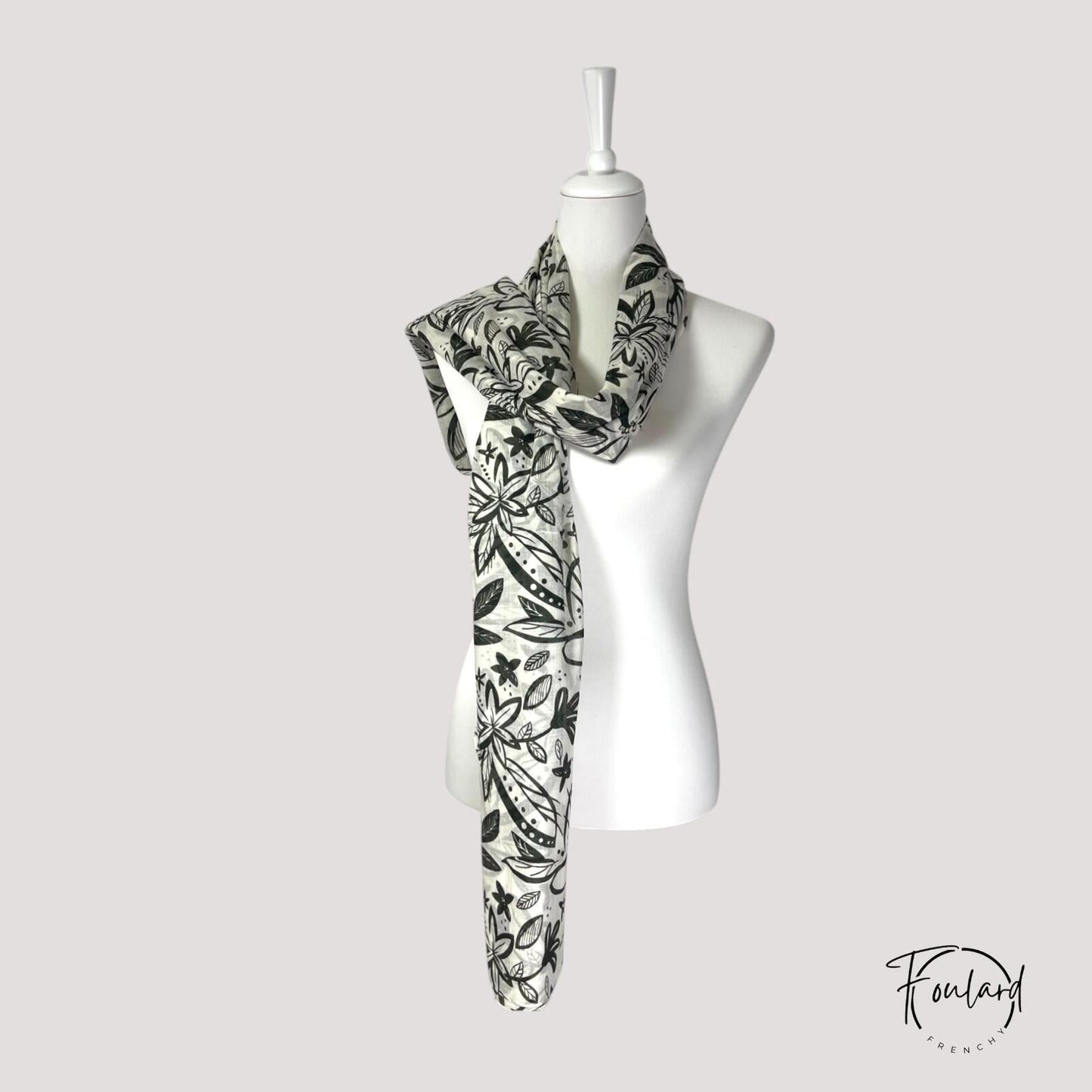 Vue d'ensemble du foulard kaki, texture légère et respirante