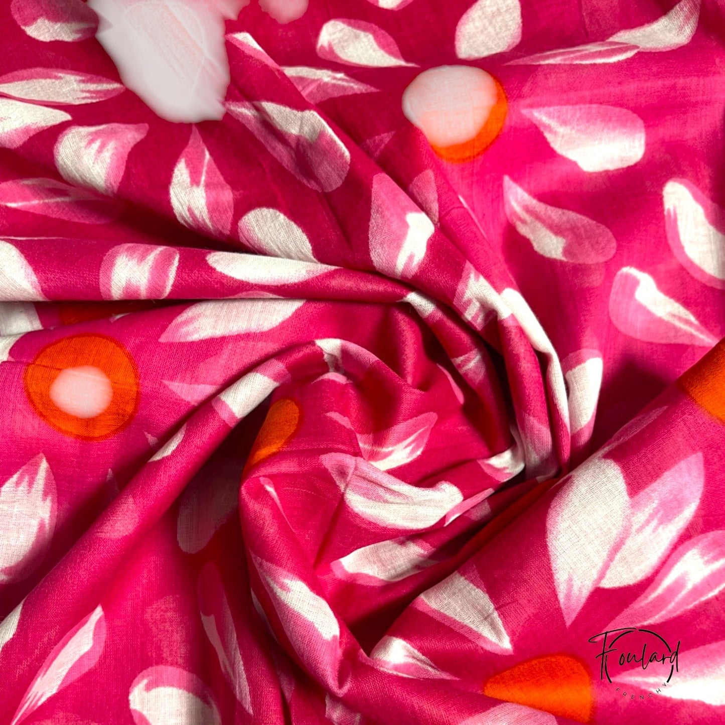 Vue détaillée des fleurs blanches sur fond fuchsia