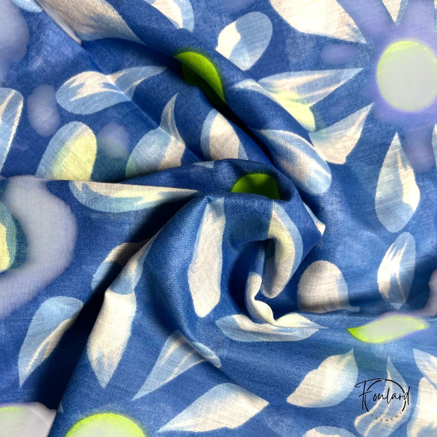 Foulard bleu avec motifs floraux et détails verts
