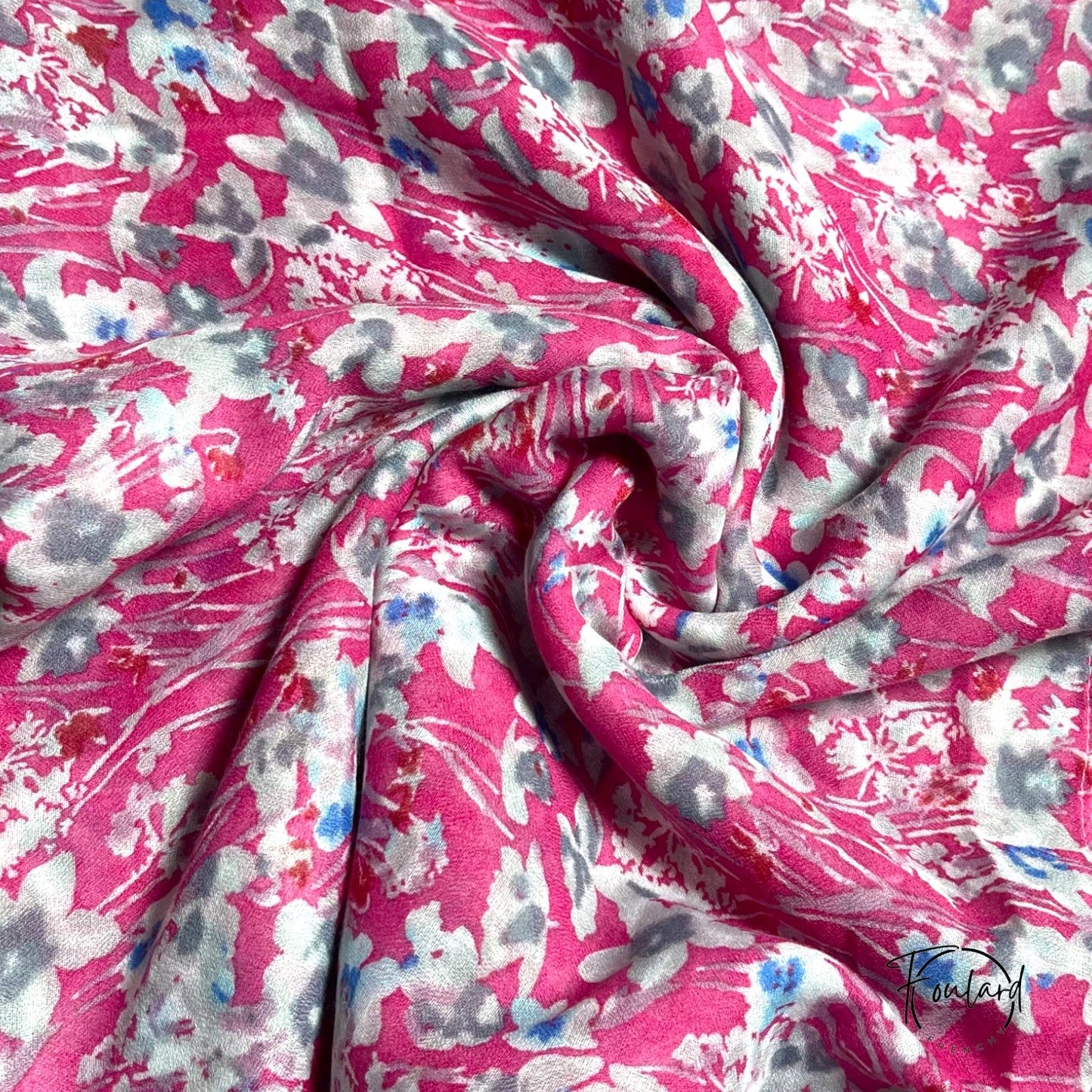 Foulard porté en étole sur les épaules d'un mannequin
