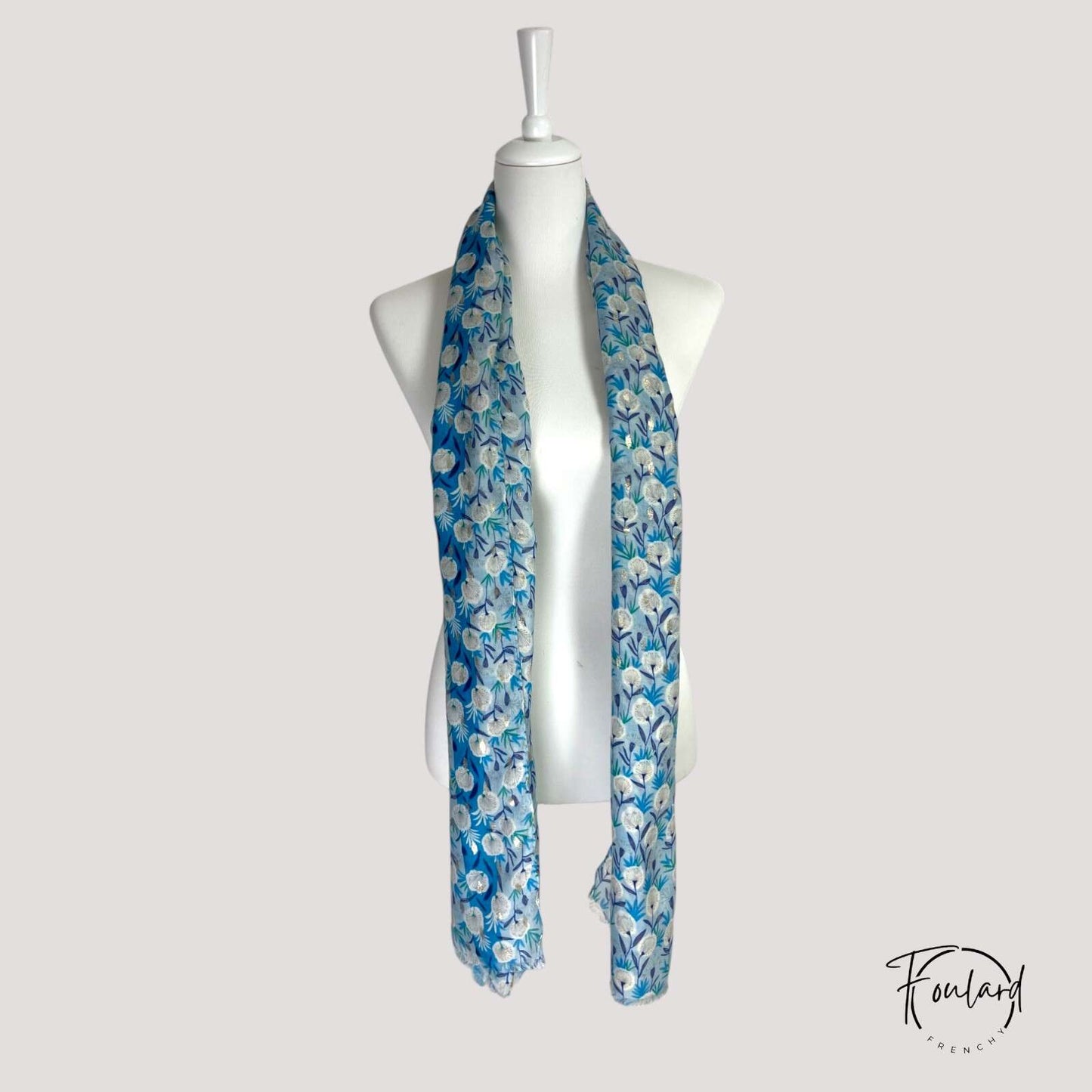 Foulard drapé montrant le motif floral et doré