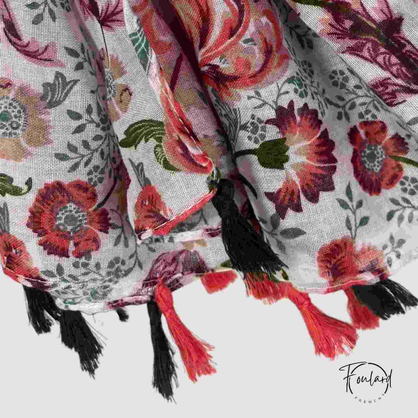 Foulard drapé montrant le contraste des couleurs
