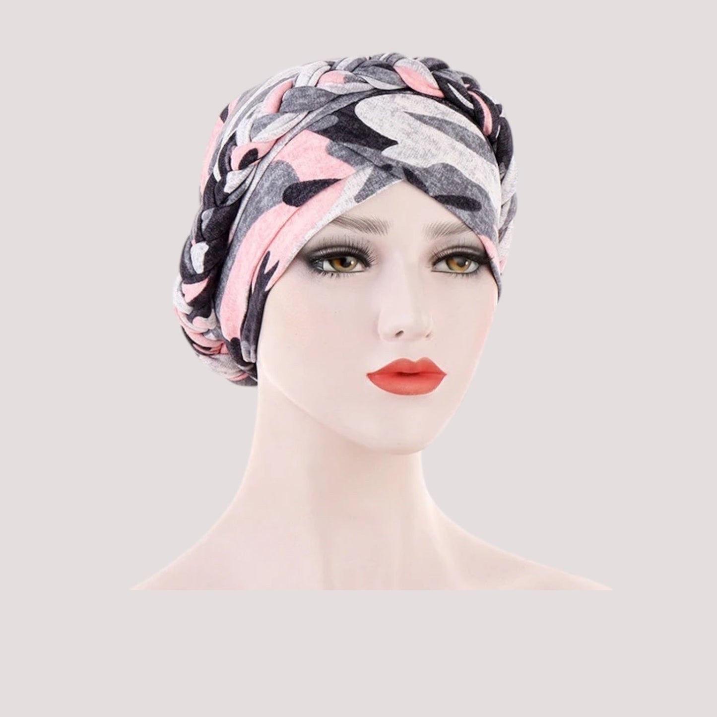 Foulard turban rose en mousseline sur fond blanc