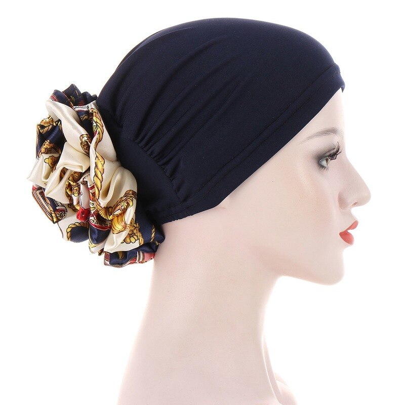Vue de côté du bonnet bleu uni avec motifs