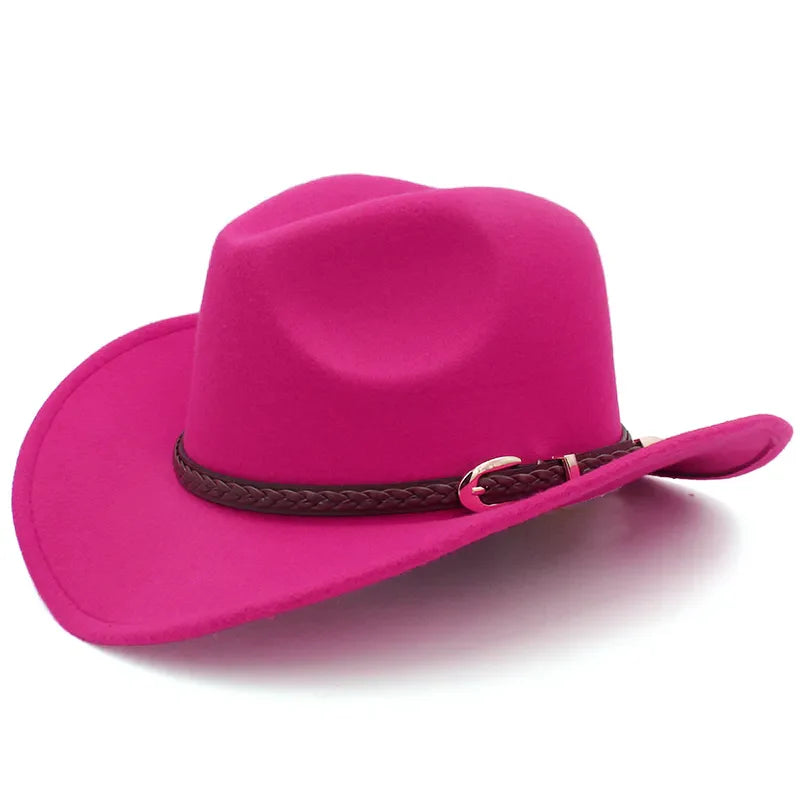 Chapeau cowboy sur fond de paysage désertique