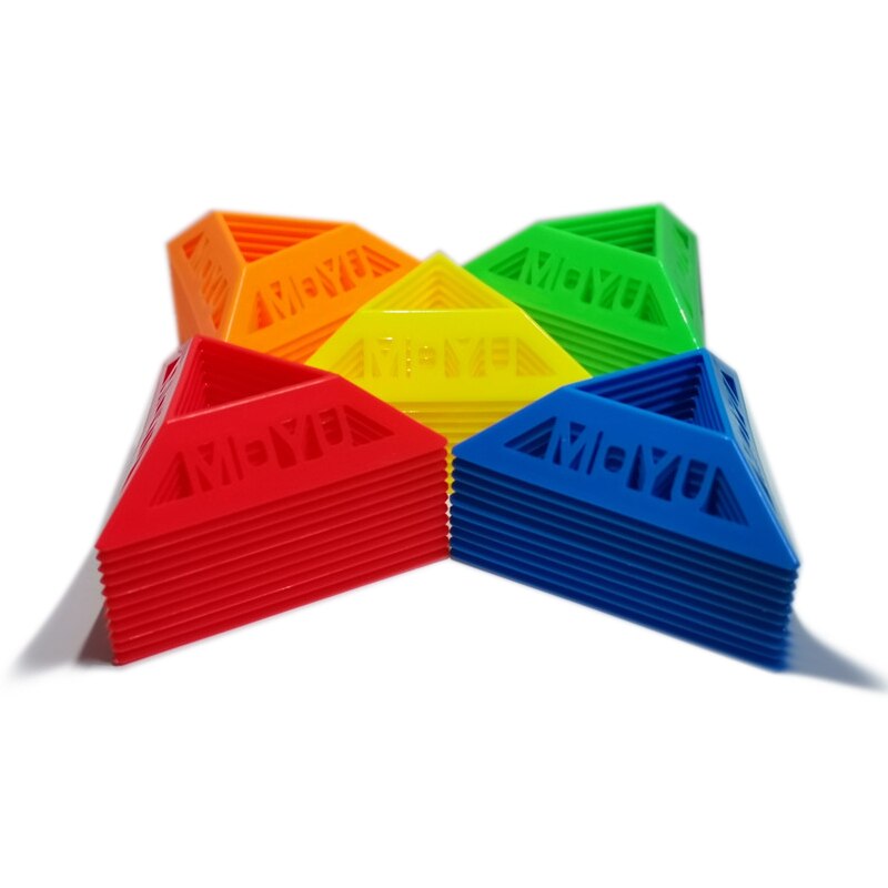 Cinq présentoirs en ABS pour cubes Rubik alignés