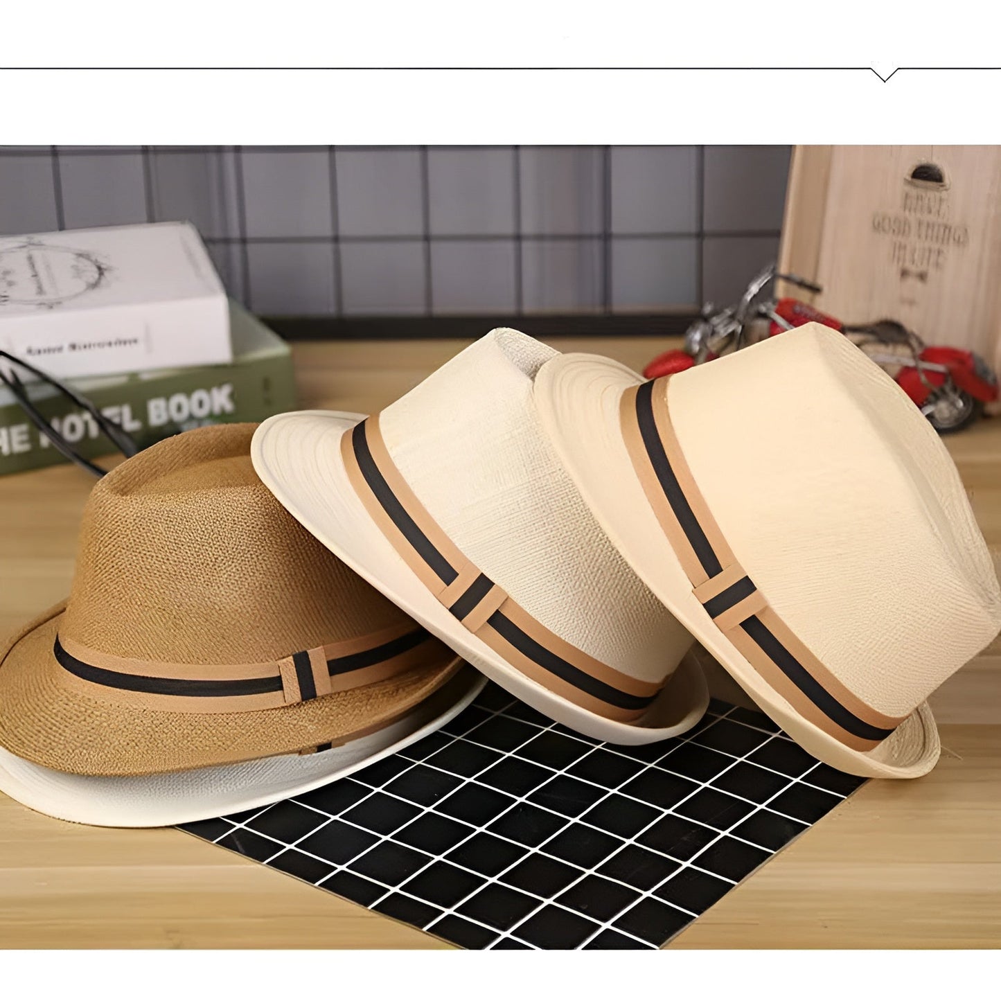 Détail du ruban rayé contrasté sur le chapeau