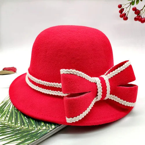 Chapeau cloche sur fond neutre, mise en valeur du design