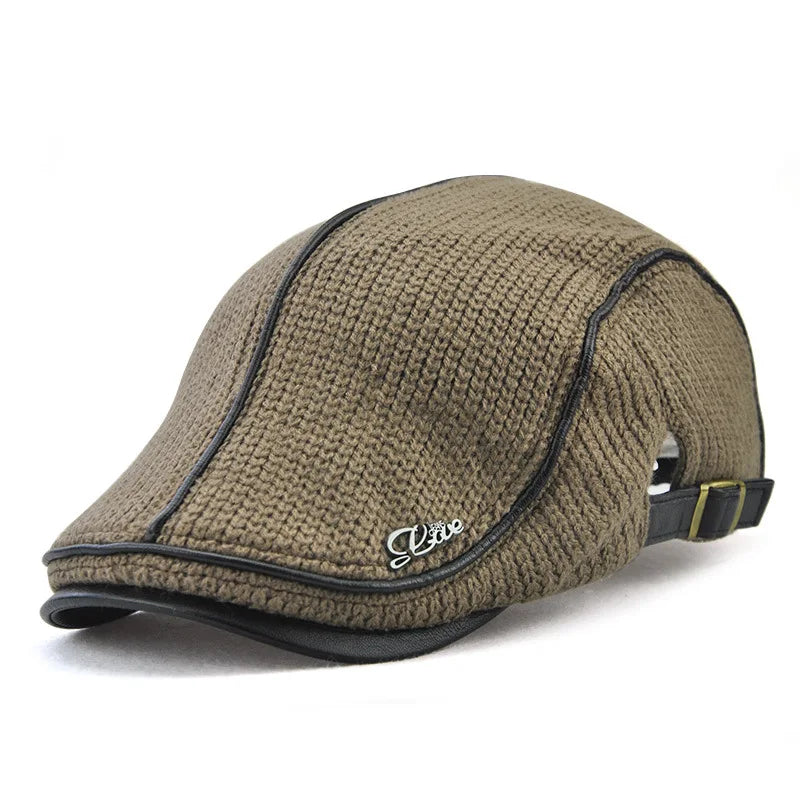 Béret en coton avec bordure en cuir sur fond neutre