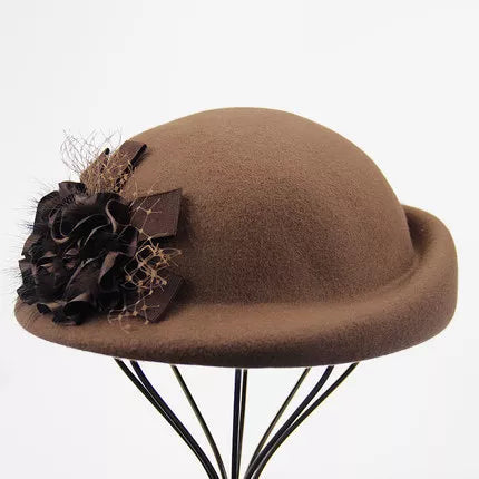 Béret en laine avec fleurs, vue de profil