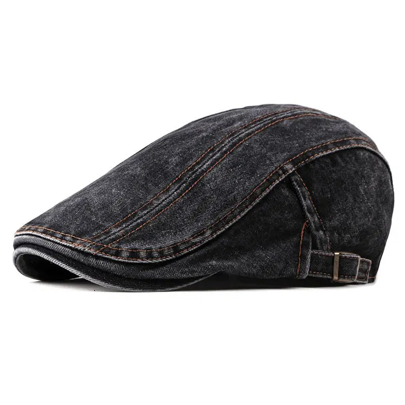 Homme en béret regardant l'horizon sur un toit