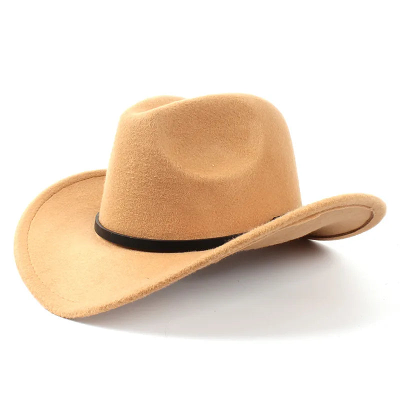 Homme et femme en chapeaux cowboy, ambiance aventure