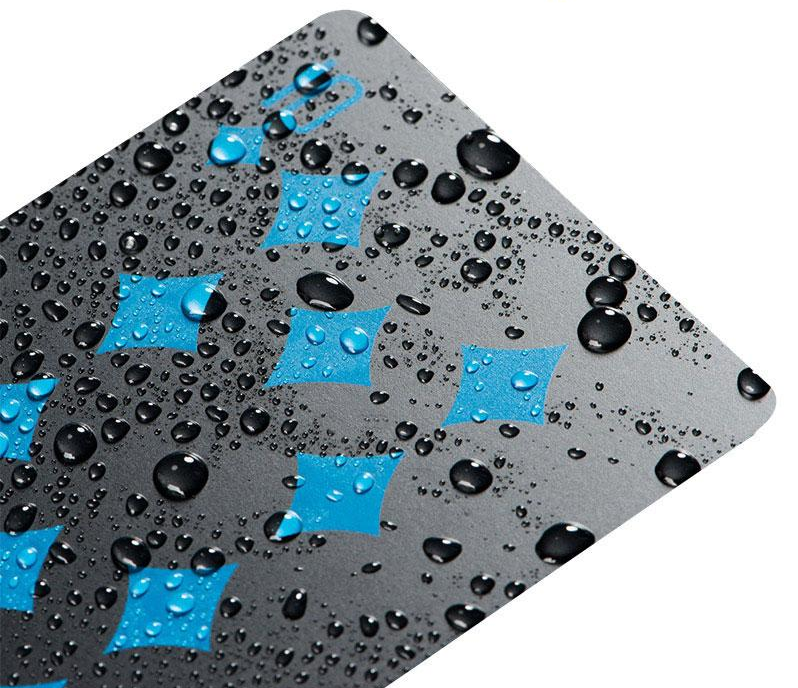 Gros plan sur une carte bleue imperméable en PVC