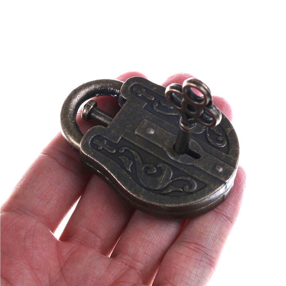 Gros plan sur le cadenas montrant les détails métalliques