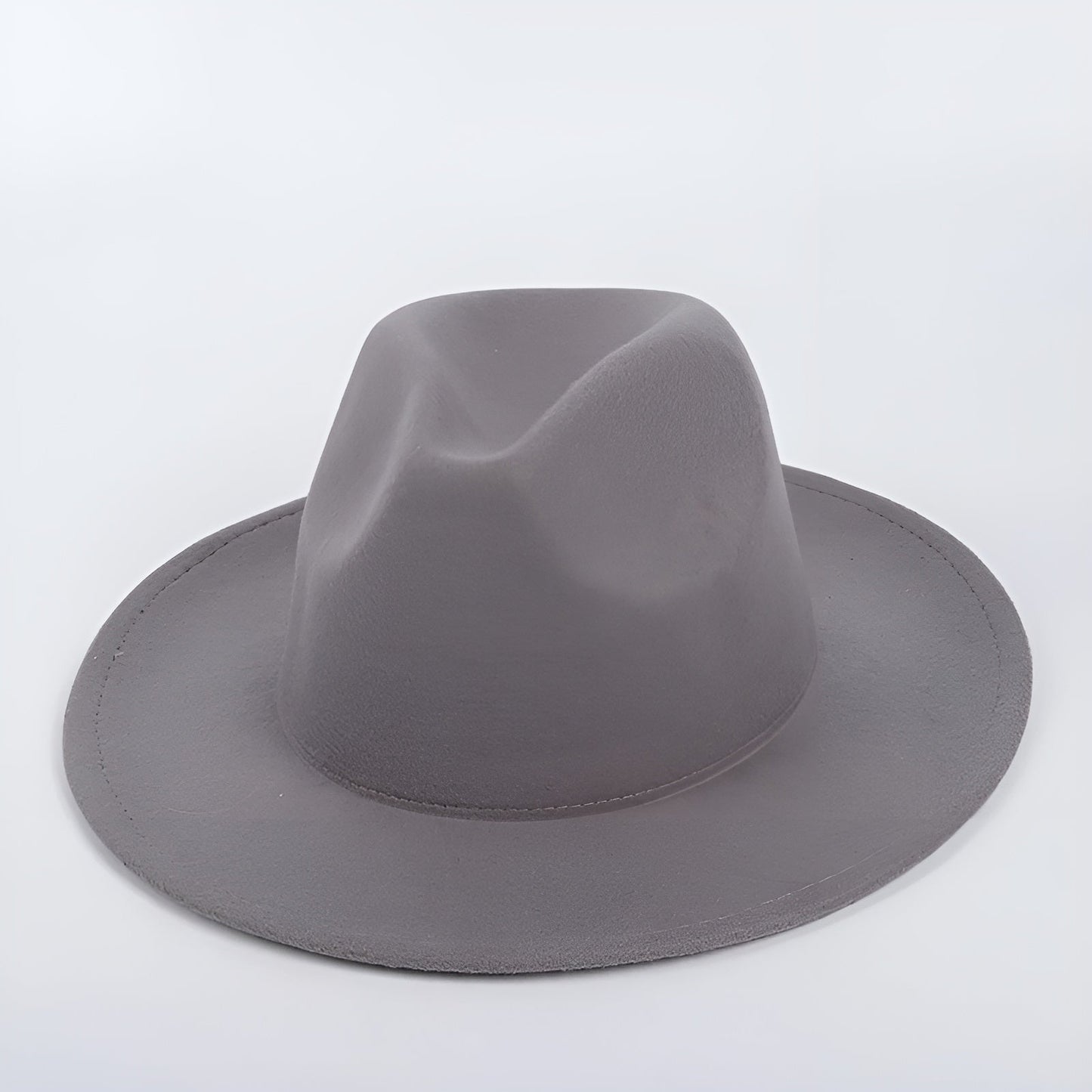 Chapeau Fedora en gros plan, focalisé sur la courbure du bord