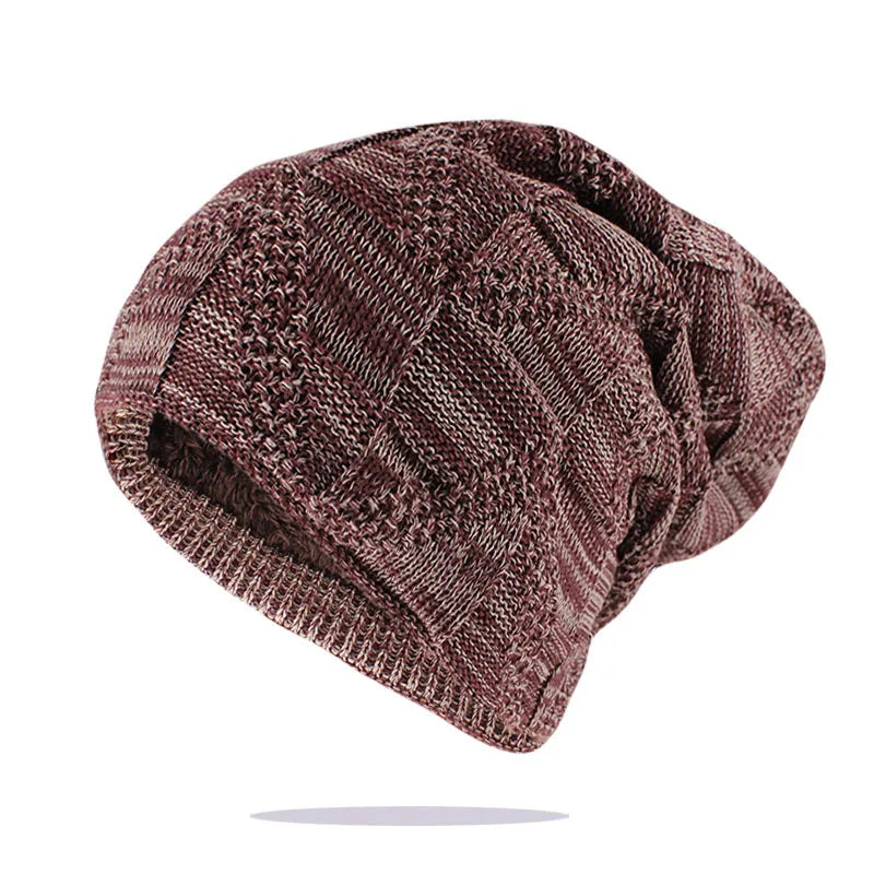 Homme ajustant son bonnet par temps froid