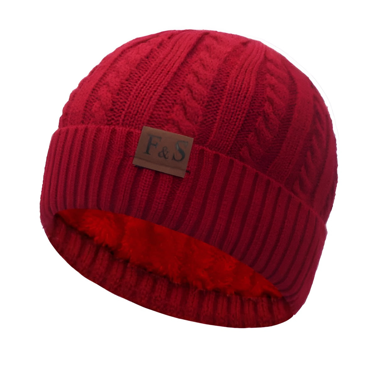 Homme portant le bonnet en extérieur hivernal