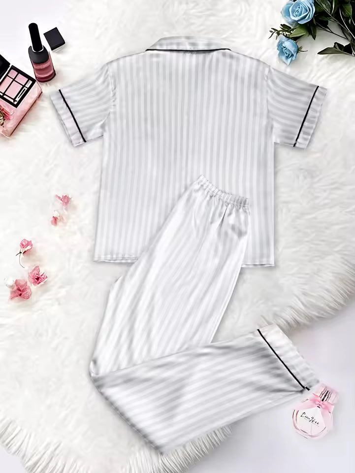 Pyjama en satin, vue latérale montrant la coupe fluide