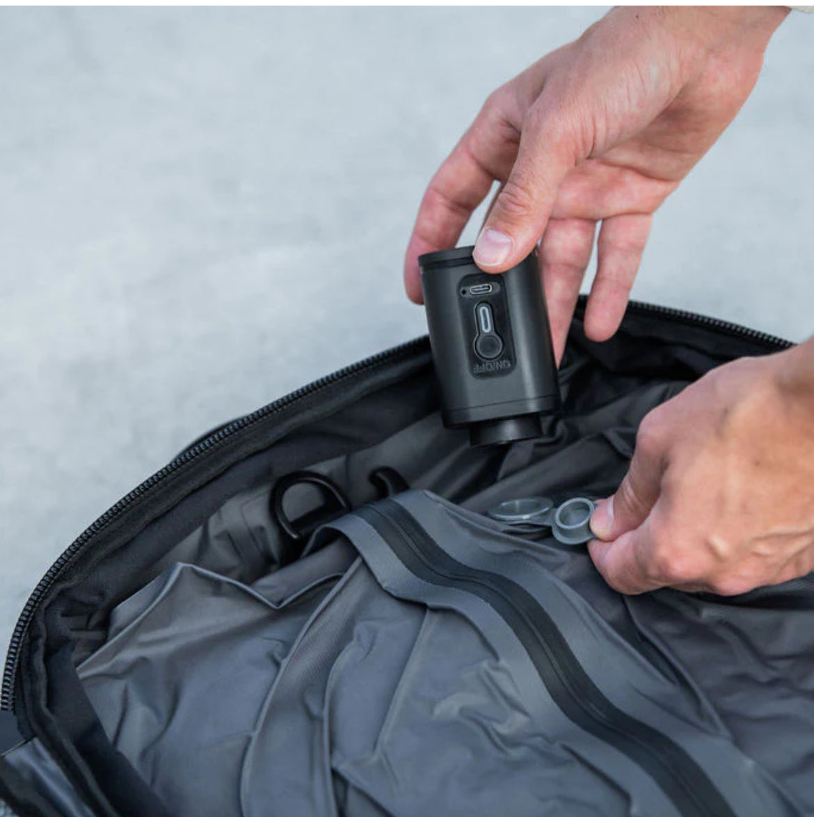 Gros plan sur une mini pompe à air avec accessoires de gonflage