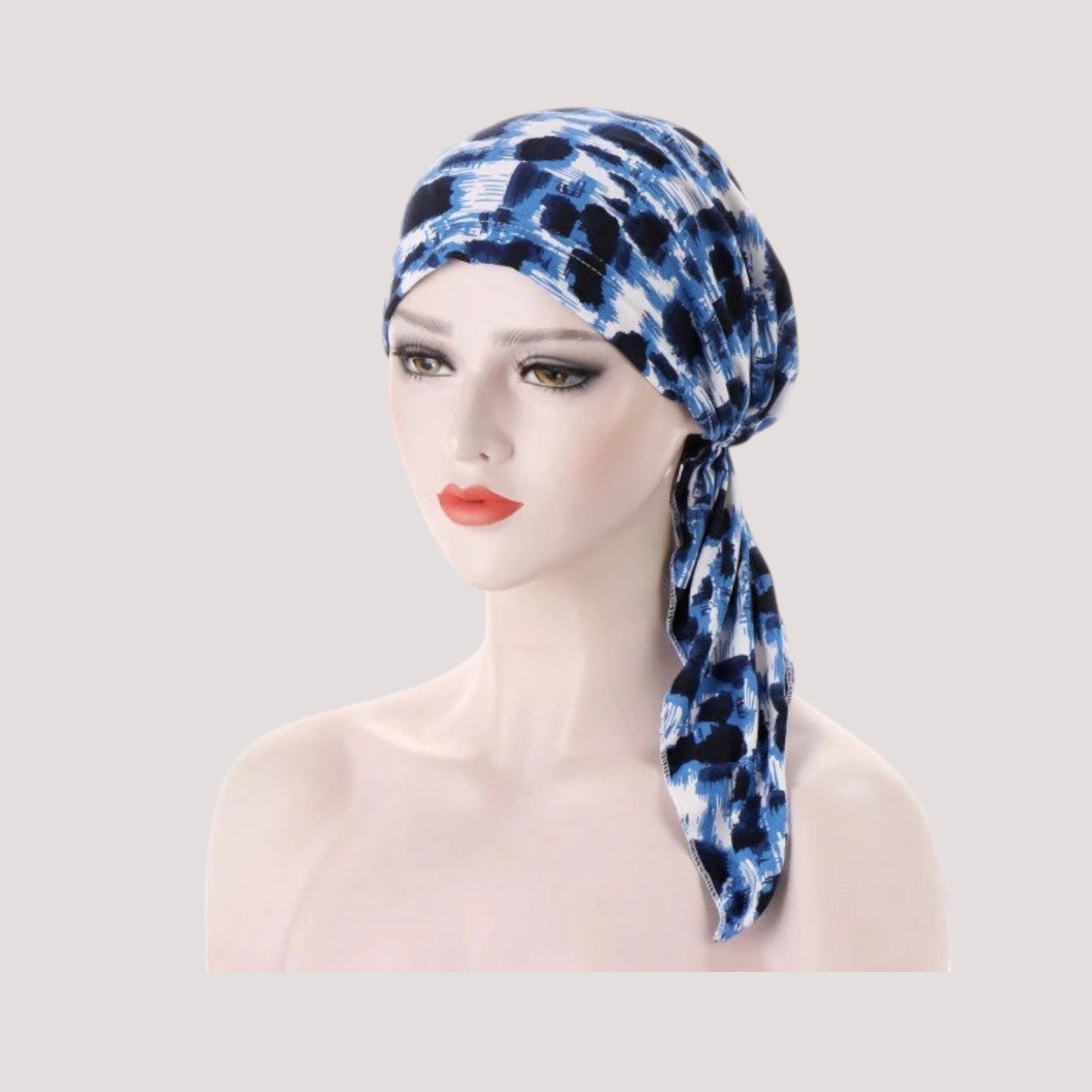 Foulard bleu à motifs, noué sur mannequin