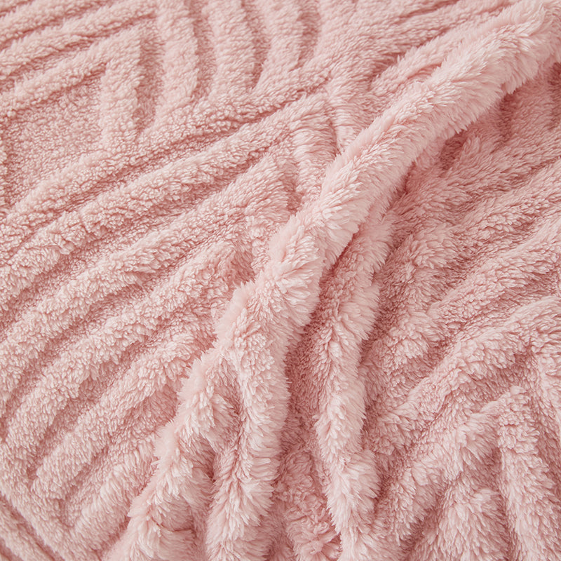 Zoom sur les finitions impeccables du jeté polaire