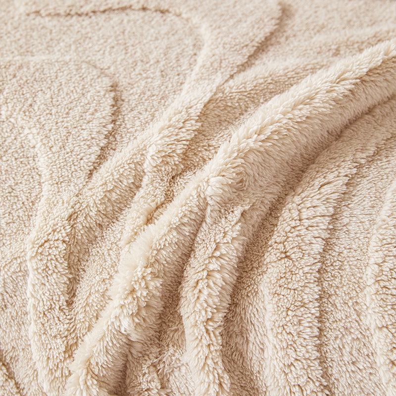 Détail des fibres ultra-douces du jeté de canapé marron