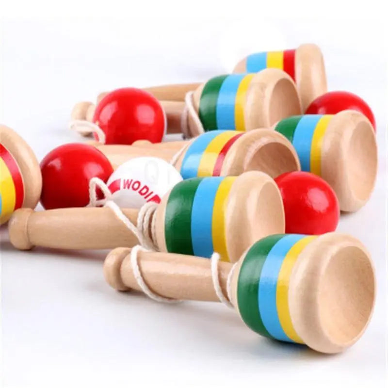 Enfant jouant avec un bilboquet en bois, développant sa dextérité